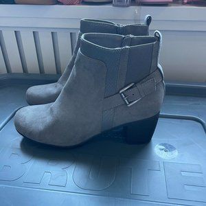 Grey heeled bootie